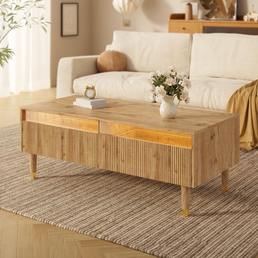 Dieser moderne LED-Couchtisch verfügt über eine gewellte Schubladenplatte, gold-holzfarbene Beine, zwei Schubladen und einen farbwechselnden LED-...