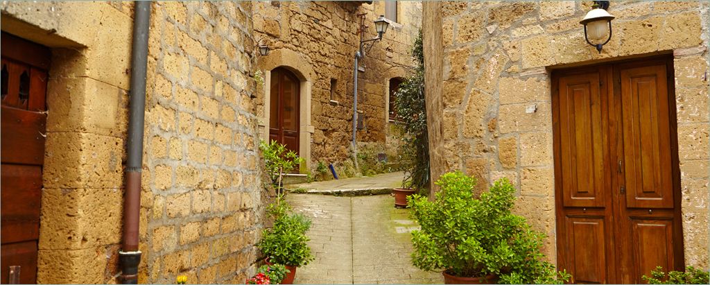 Wallario Poster - Weg durch die Altstadt - Toskana in Italien, Kunstdruck Größe: 50 x 125 cm