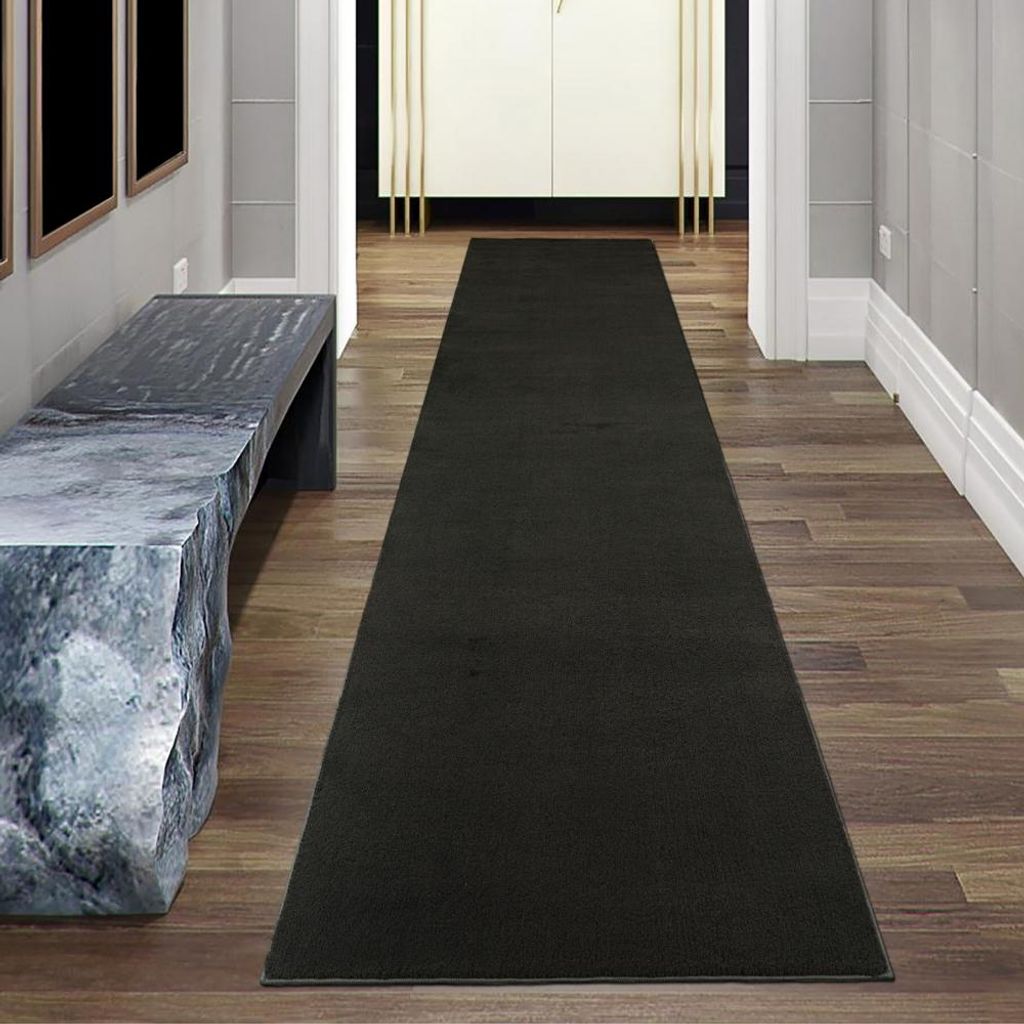 Schwarzer Teppich edel modern samtig weich mit elegantem Produktbild 