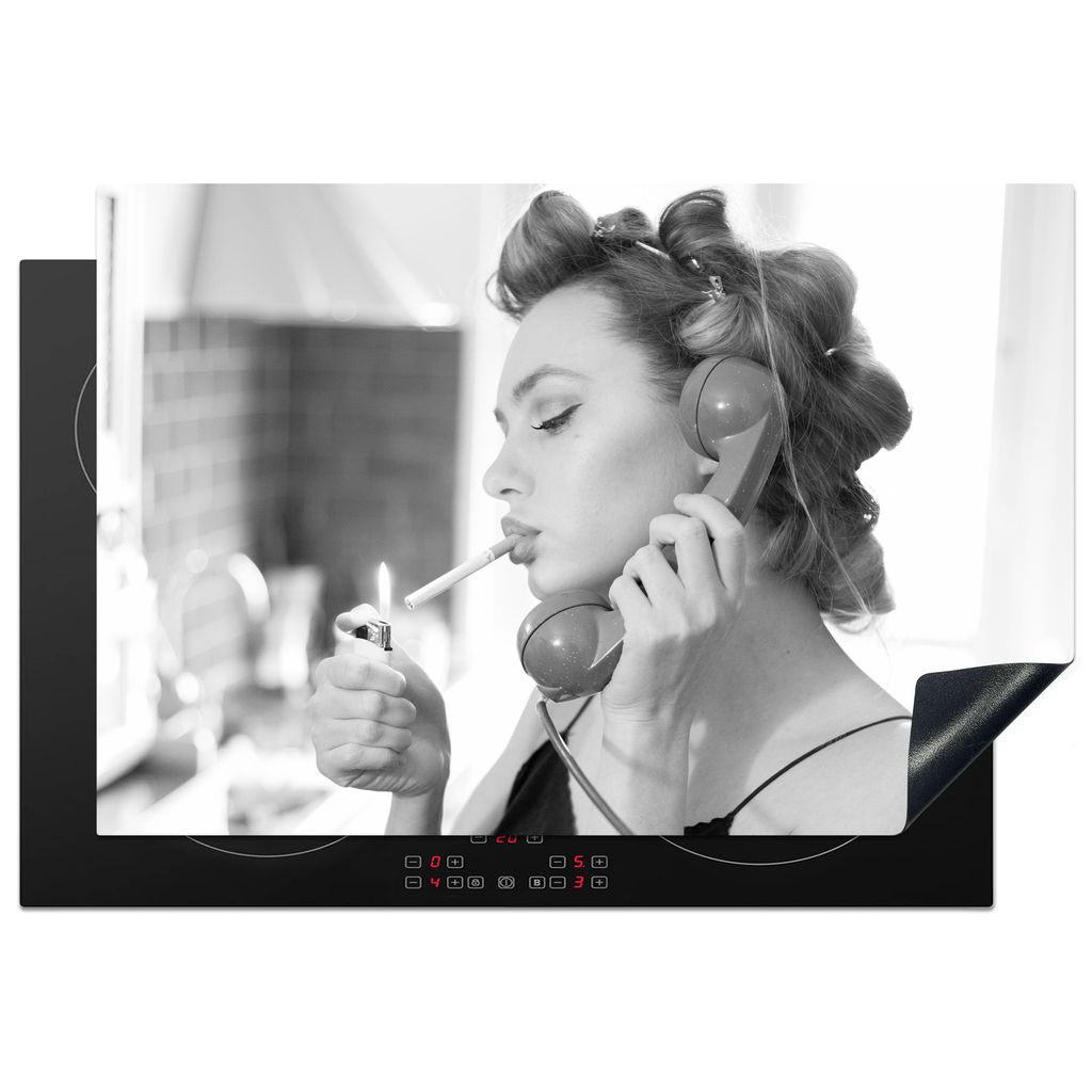 KitchenYeah Herdabdeckplatte Vintage - Frau - Rauchen - Telefon - Schwarz und weiß , 76x51cm, Küche Deko, Glaskeramikkochfeld Herdabdeckung, Ab...