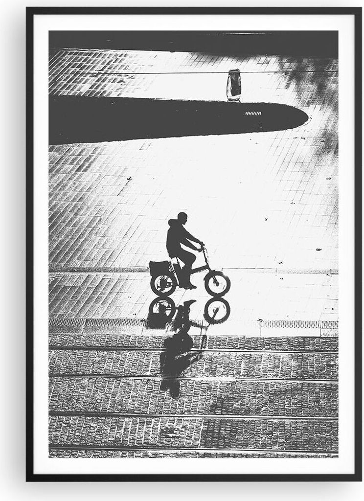 Gerahmtes Poster - Schwarzer Rahmen - Schwarzweiß Radfahrer Einsamkeit - 70x100 cm - Wand Bild - Wanddeko - Wandbilder - Kunstposter - Wandposter ...
