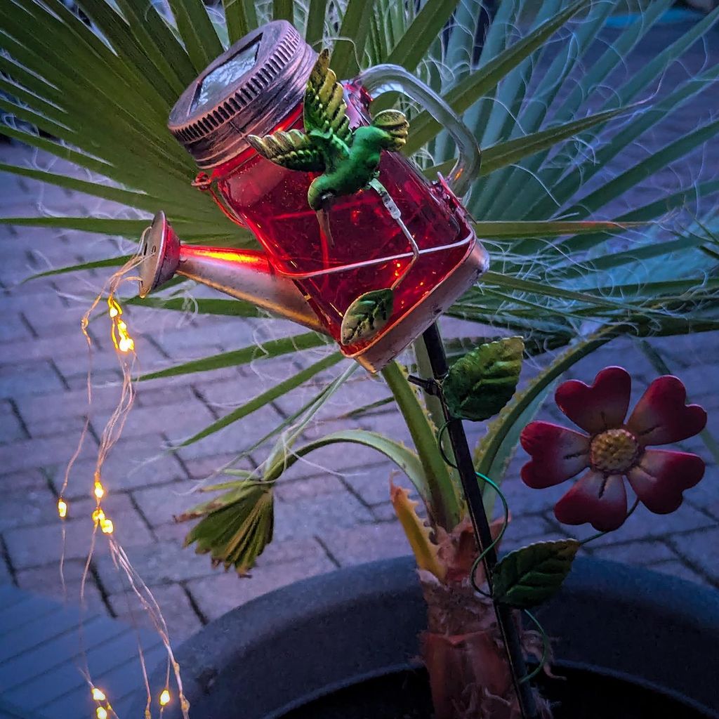 LED Solar Gießkanne mit Wasserfall Lichterkette - Rotes Solarglas mit Kolibri - H: 80cm - Sensor