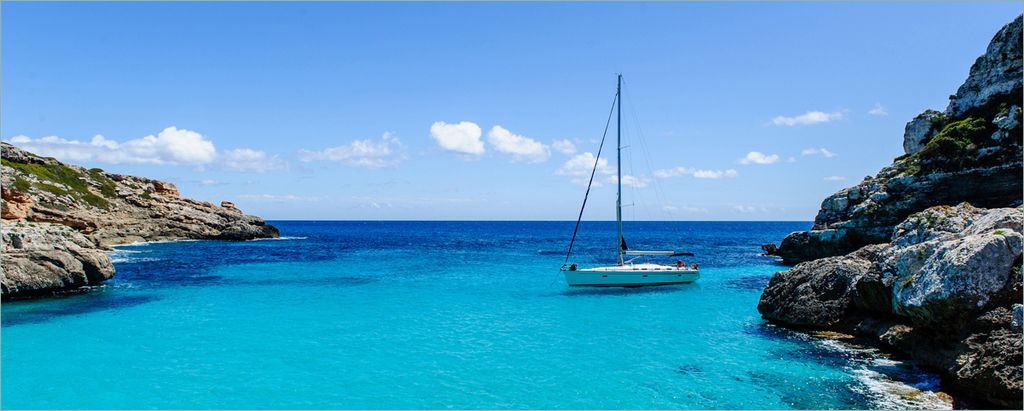Wallario selbstklebendes Poster - Segelboot in der Bucht, Größe: 80 x 200 cm