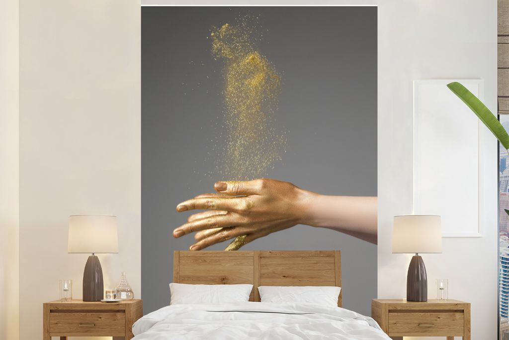 MuchoWow Fototapete für Wohnzimmer oder Schlafzimmer Wandtapete Vinyl Motivtapete Frau mit goldgefärbten Händen und einer Glitzerwolke - 170x2...