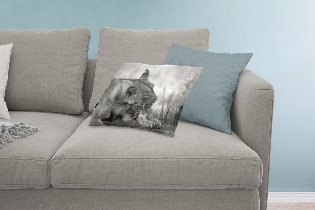 MuchoWow Zierkissen Sofakissen Wohnzimmer Dekokissen 60x40 cm Löwin - Jungtier - Schwarz - Kopfkissen - Polster mit Foto