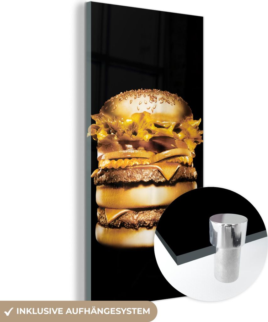 MuchoWow Glasbilder - Bilder auf Wandbild - Foto auf Glas Goldener Hamburger auf schwarzem Hintergrund. 40x80 cm Wanddekoration aus Glas - Acrylgla...