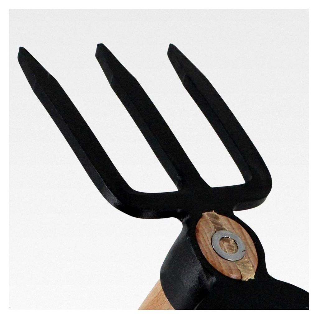 Doppelhacke aus Stahl mit 47 cm Holzgriff und Aufhängeloch, Gesamtlänge 50 cm, Arbeitsbreite Blatt 7 cm; Zinken 8,5 cm