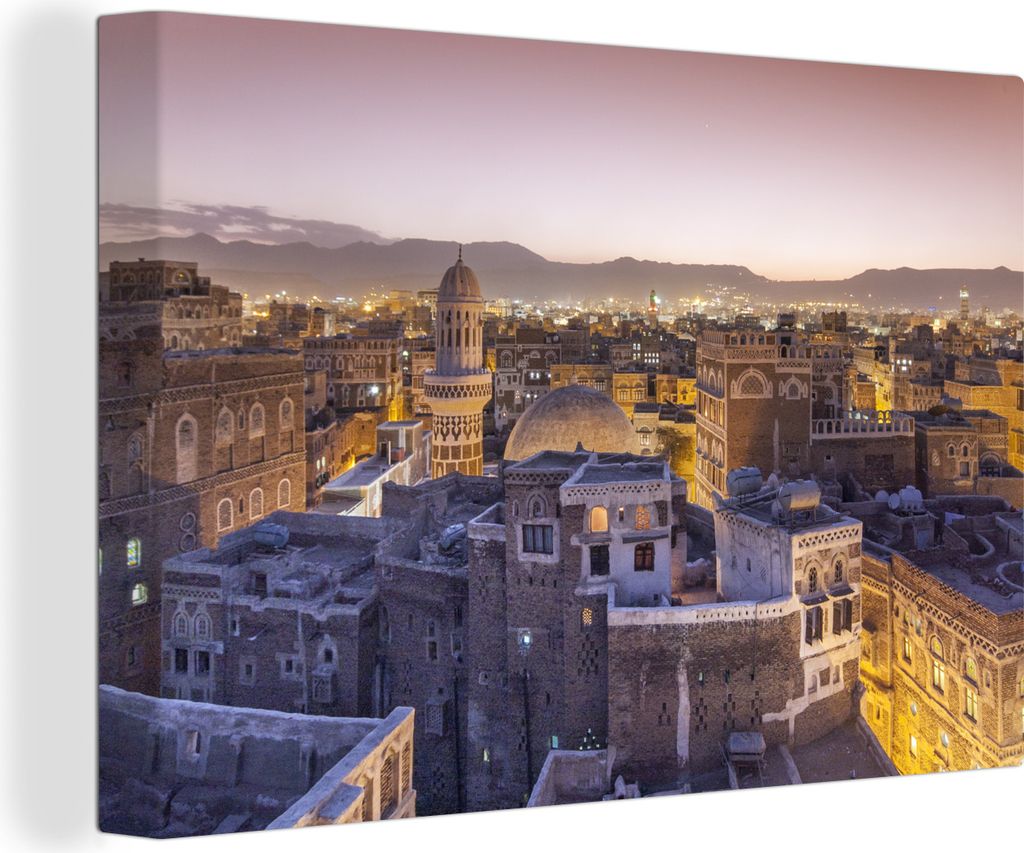 OneMillionCanvasses - Leinwandbilder - 140x90 cm, Straßenszene in Sanaa und Berge im Jemen, Wandbilder Kunstdruck Wanddekoration - Foto auf Lein...