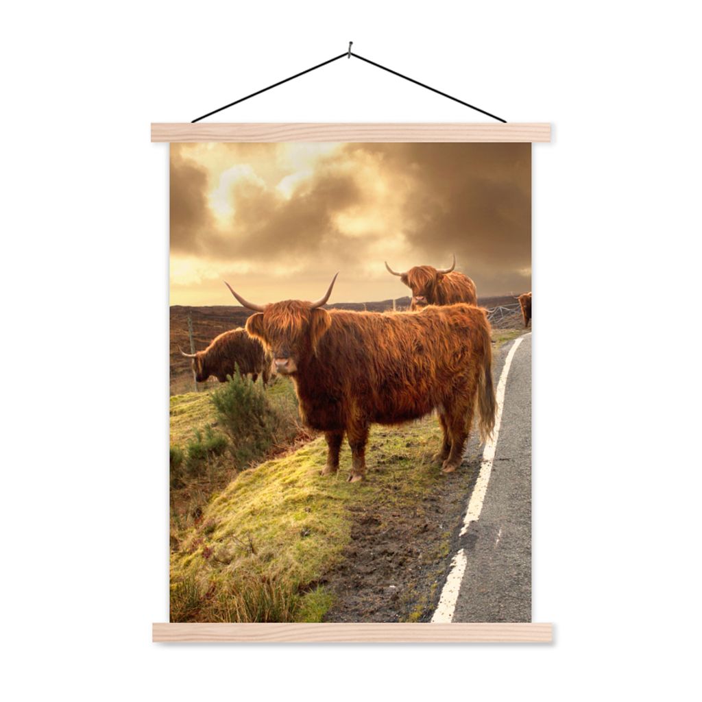 MuchoWow Textilposter Schottische Highlanders - Himmel - Straße 120x160 cm mit holzfarbenen Rahmen - Plakatkarton