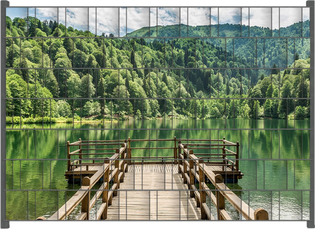 Wallario Zaunsichtschutz mit Motiv Steg am See in den Bergen für Ein- und Doppelstabmatten Zäune in der Größe 200 x 140 cm