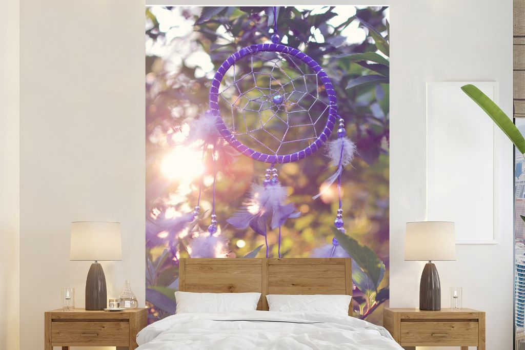 MuchoWow Fototapete für Wohnzimmer oder Schlafzimmer Wandtapete Vinyl Motivtapete Ein lila Traumfänger in einem Baum - 225x350 cm - Schlafzimme...