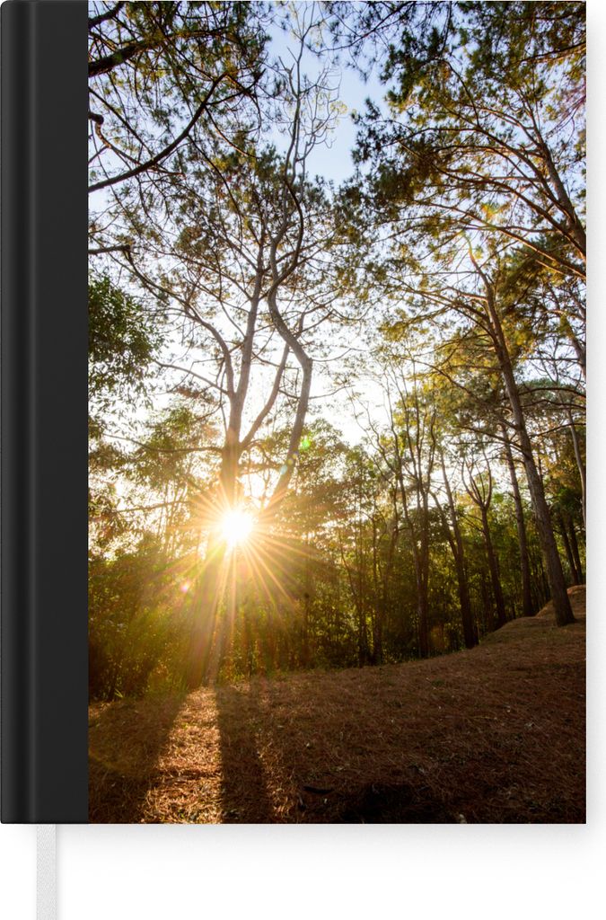 MuchoWow Notizbuch Tagebuch Haushaltsbuch Notebook A5 Die Sonne geht zwischen den Bäumen im Wald des Phu Hin Rong Kla-Nationalparks auf. - Notiz...