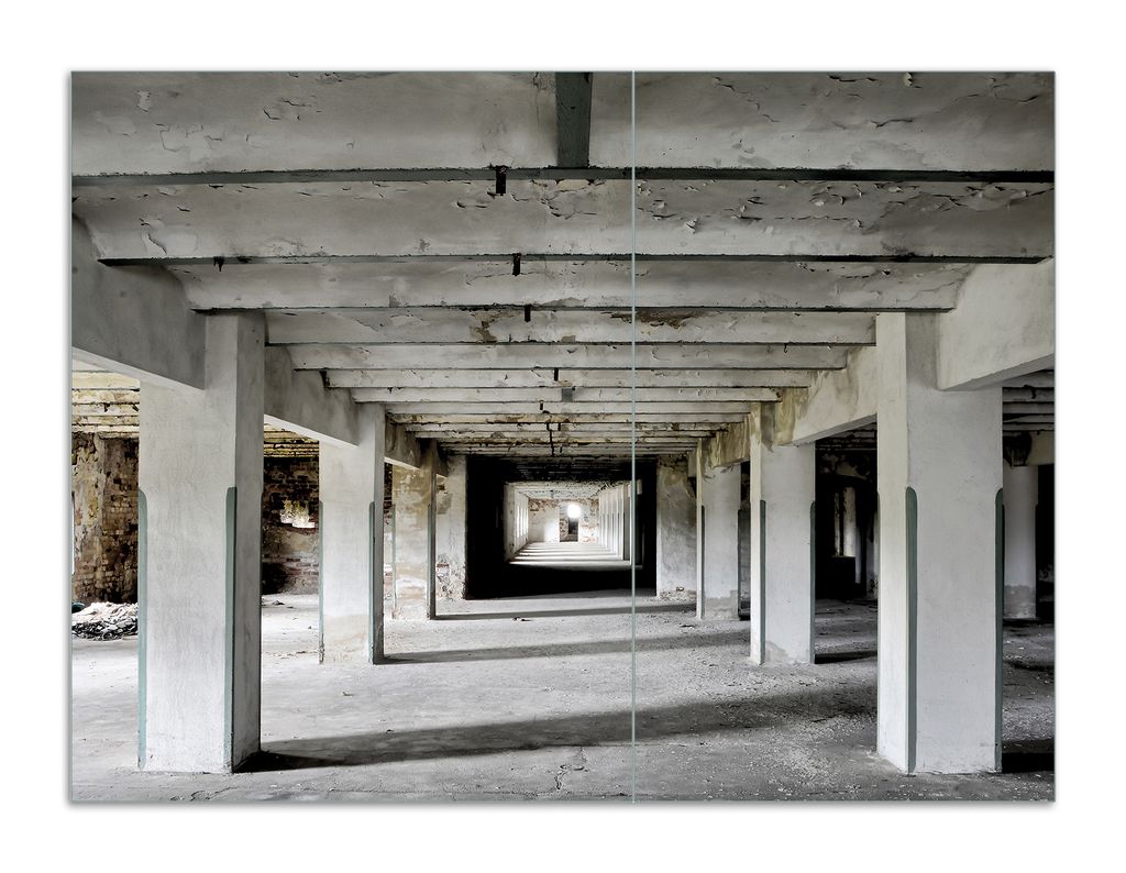 Wallario Herdabdeckplatte aus Glas, Größe 70 x 52 cm 2-teilig, Motiv Alte Industriehalle - einsame Lagerhalle einer Brauerei