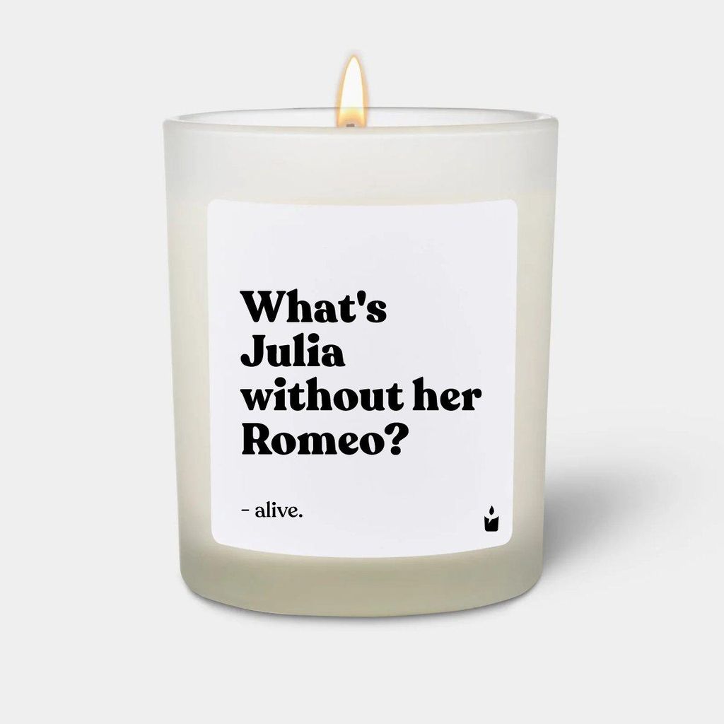 ChattyCandles Duftkerze Weiss Woody What's Julia without her Romeo? - alive.