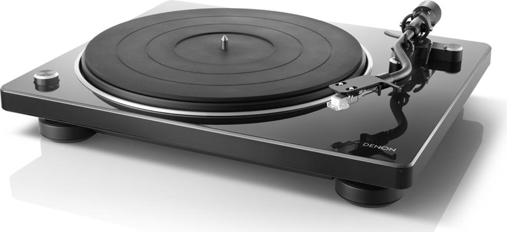 A black Denon DP-400 turntable is shown from a diagonal angle on a white background.