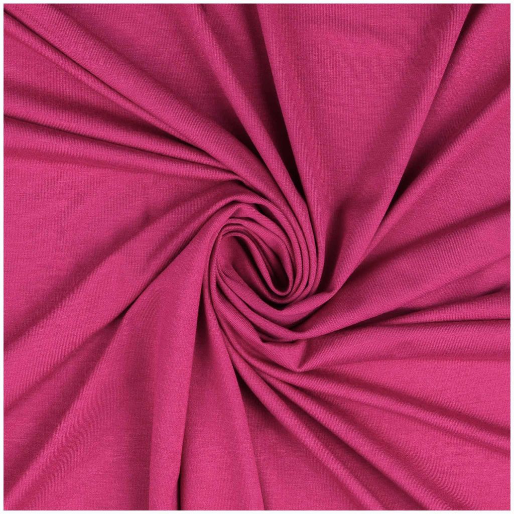 Drapiert gewickelter Bambus Viskose Jersey Stoff in Magenta zeigt den weichen Faltenwurf des elastischen unifarbenen Meterware-Stoffs.