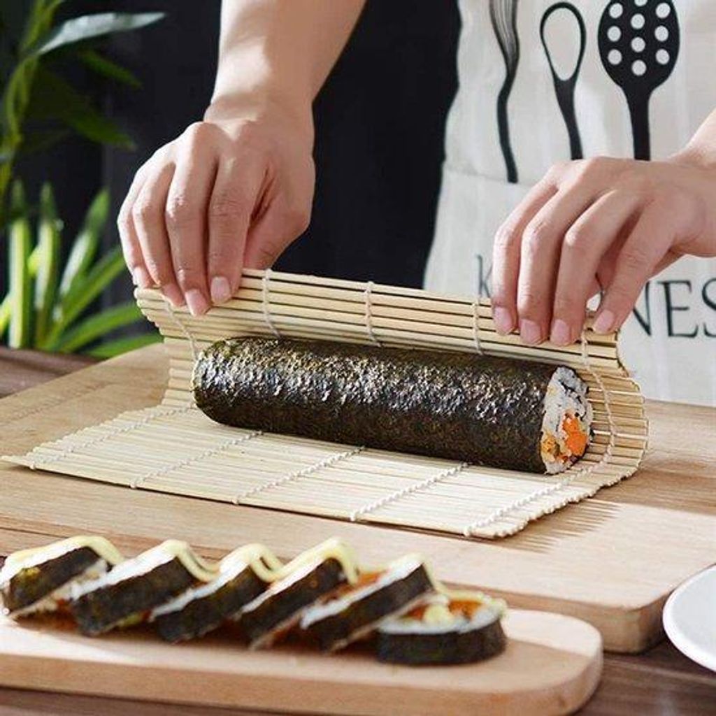 Asiatisches Sushi-Essgeschirr-Set mit Stäbchen und Tablett