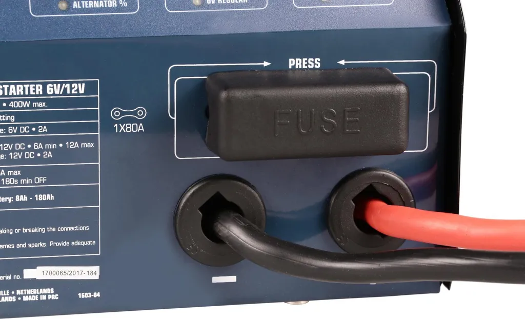 Chargeur batterie 12A haute performance FERM BCM1020 robuste 6V/12V