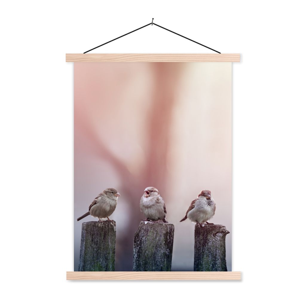MuchoWow Textilposter Vögel - Spatzen - Pfähle - Holz 120x160 cm mit holzfarbenen Rahmen - Plakatkarton