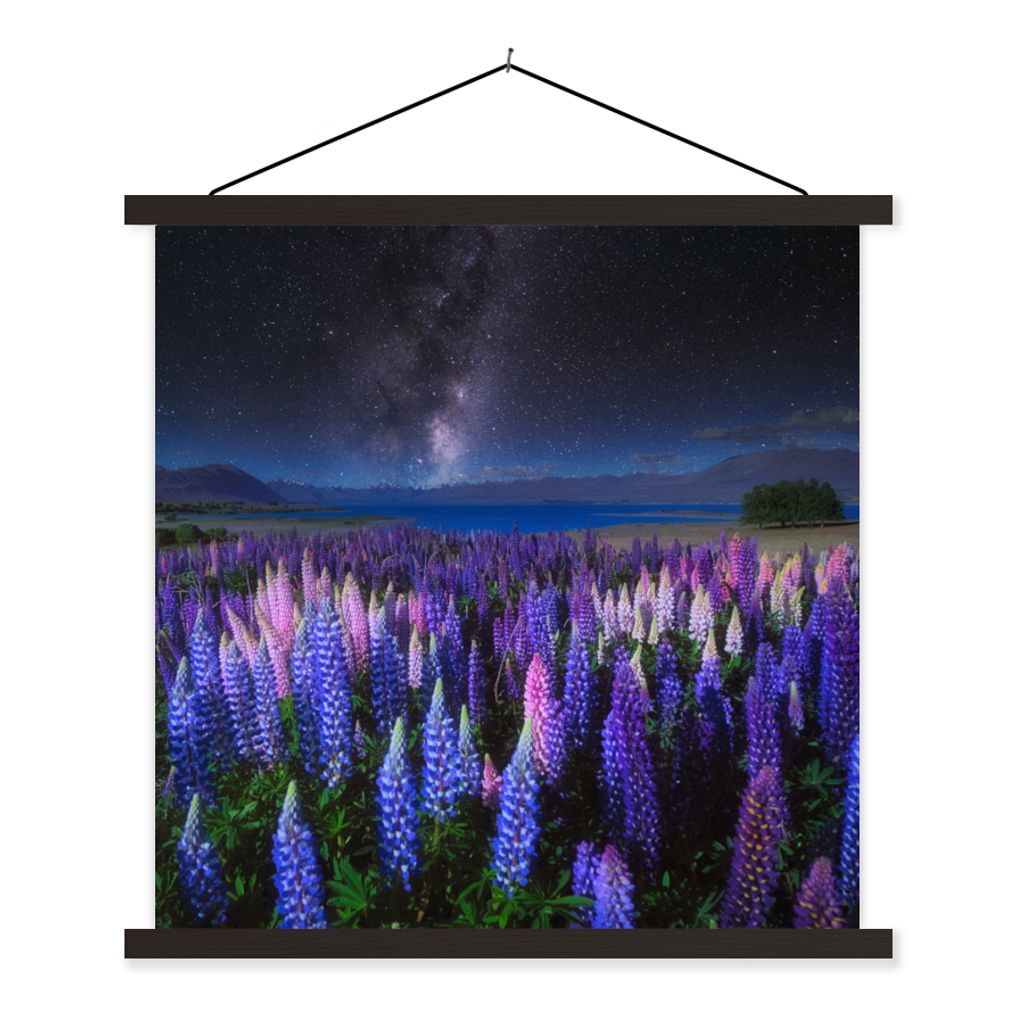 MuchoWow Textilposter Blumen - Nacht - Lupine - Sternenhimmel - Lila - Natur 40x40 cm mit schwarzem Rahmen - Fotos