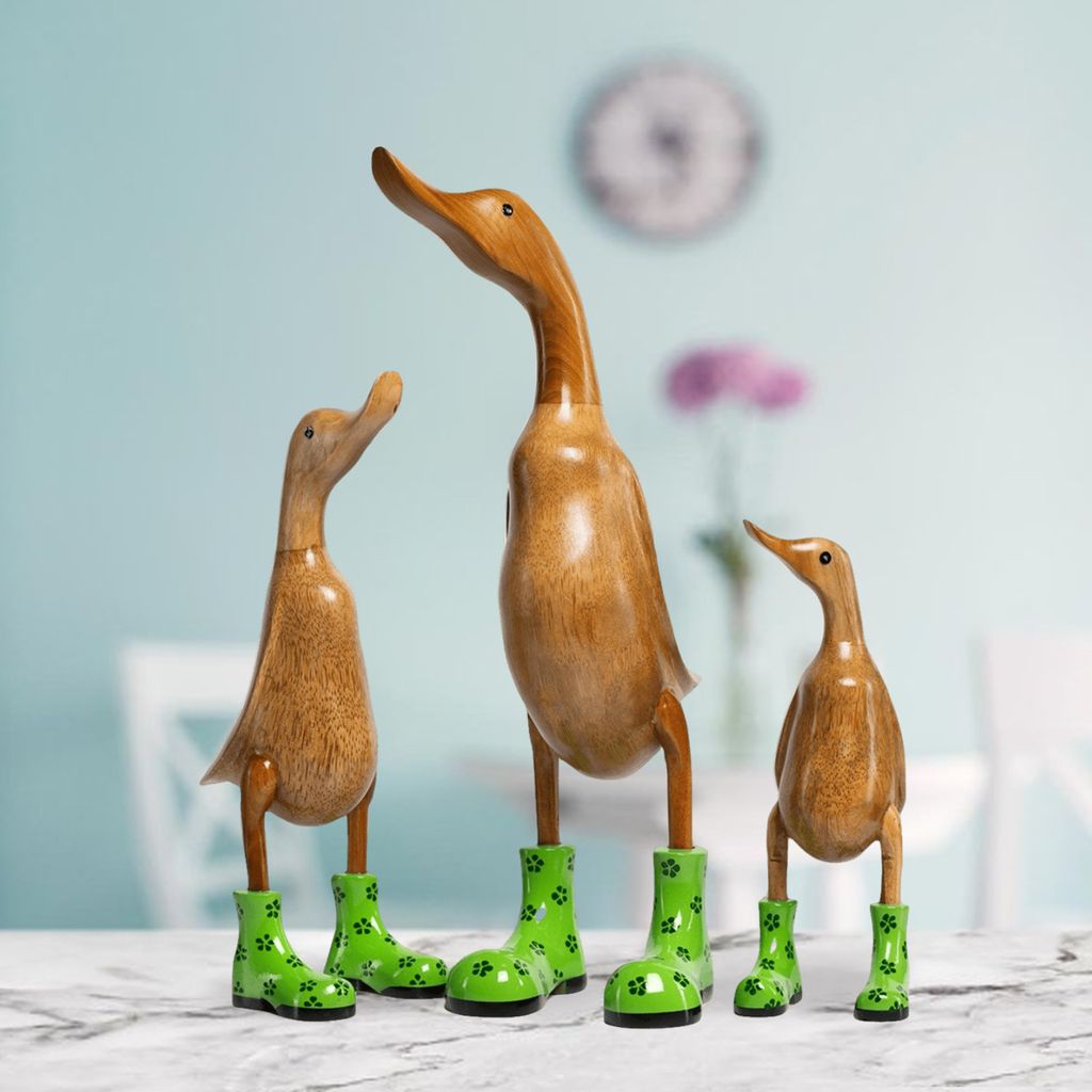 Handgefertigte Deko-Figur Ente mit grün geblümten Stiefeln aus Holz, ca 35cm