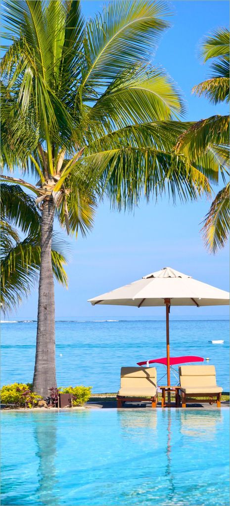 Türtapete Türposter Sonnenschirme am Südsee-Palmenstrand mit blauem Meer-Wasser - Größe: 93 x 205 cm