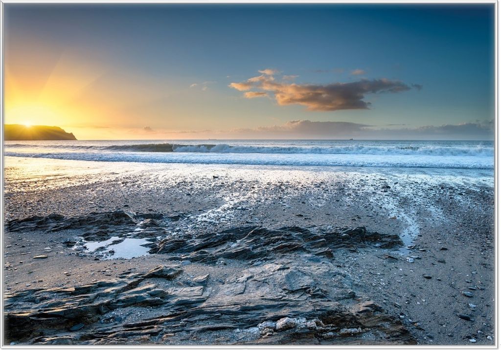 Wallario Wandbild Einsamer Strand in Cornwall England, Größe: 70,30 x 100,30 cm, Poster mit weißem Kunststoffrahmen