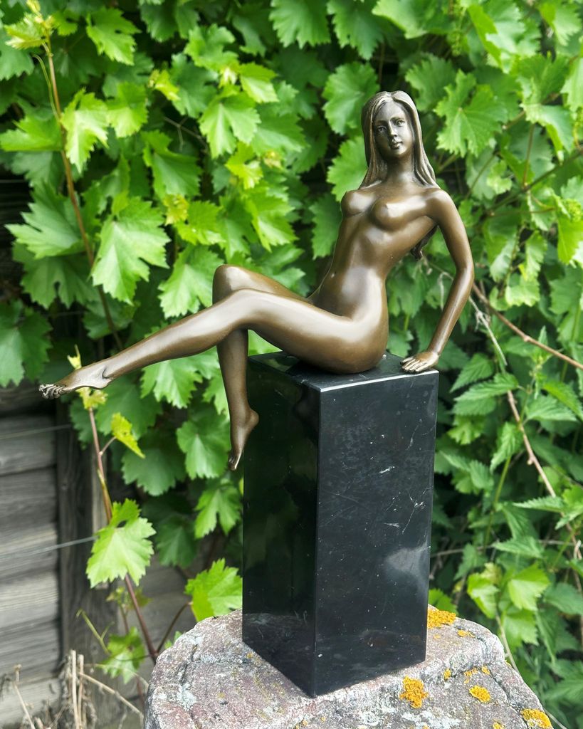 Bronzefigur Frau nackt auf Marmor Sockel 33x25cm Dekoration aus Bronze Skulptur Figur Deko Geschenk Bronzestatue Aktfigur Aktmodel Wetterfest