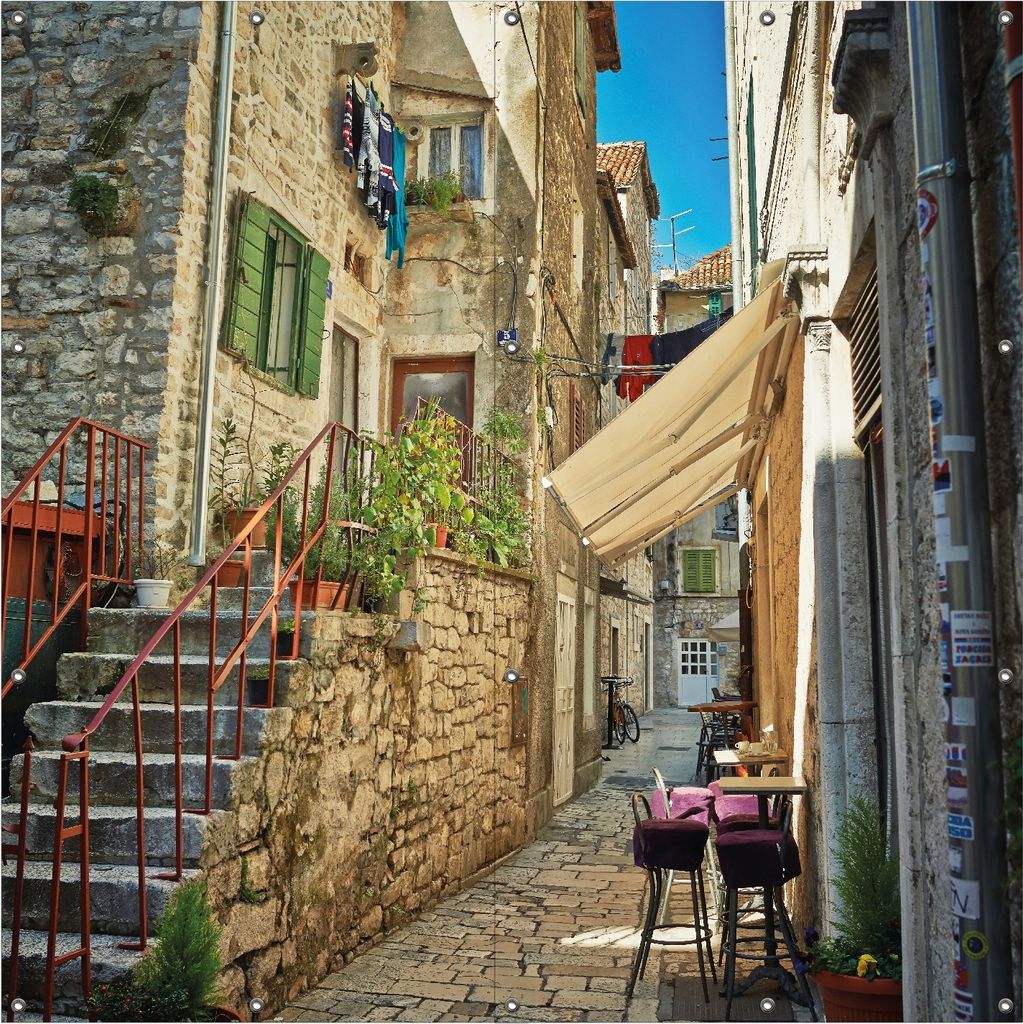 Wallario Outdoor-Poster für Garten oder Balkon, Motiv Romantische Gasse in Kroatien mitten in der Stadt, in ca. 180 x 180 cm