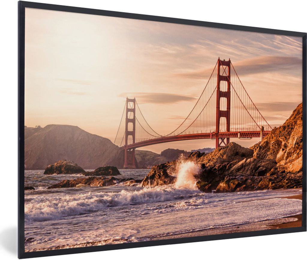MuchoWow Gerahmtes Poster Golden Gate Bridge mit wilden Wellen, die an die Felsen in San Francisco schlagen 90x60 cm - Poster mit Schwarzem Bilde...