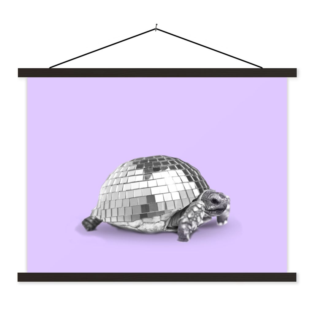 MuchoWow Textilposter Schildkröte - Discokugel - Disco - Tier - Lila 60x45 cm mit schwarzem Rahmen - Poster Schlafzimmer