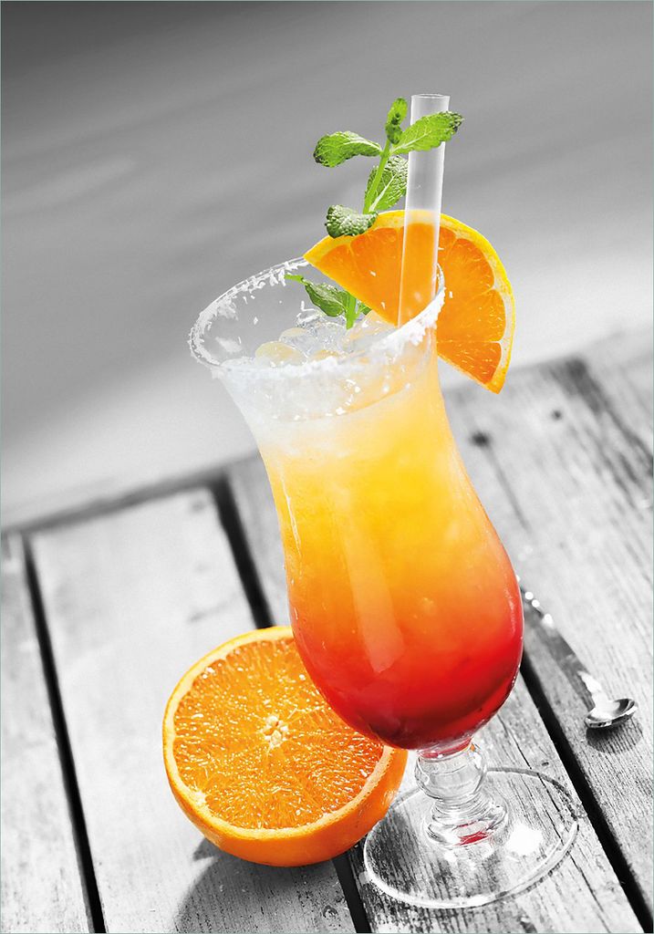 Wallario Poster - Bunter Cocktail am Pool mit Hintergrund in schwarz weiß, Kunstdruck Größe: 70 x 100 cm