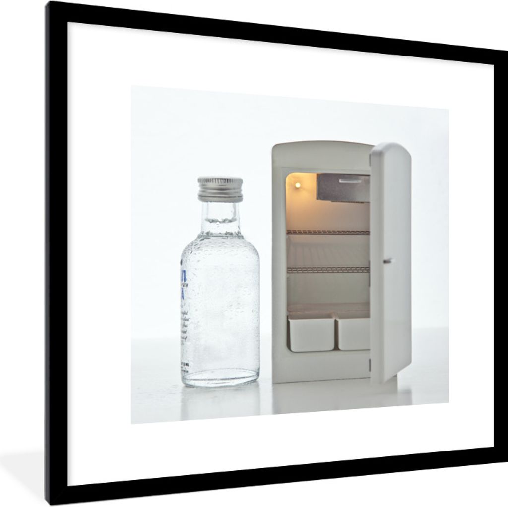 MuchoWow Gerahmtes Poster Kleine Waffeln, Mini-Kühlschrank und ein Glas Wodka 40x40 cm - Poster mit Schwarzem Bilderrahmen Wandposter Rahmen Fot...