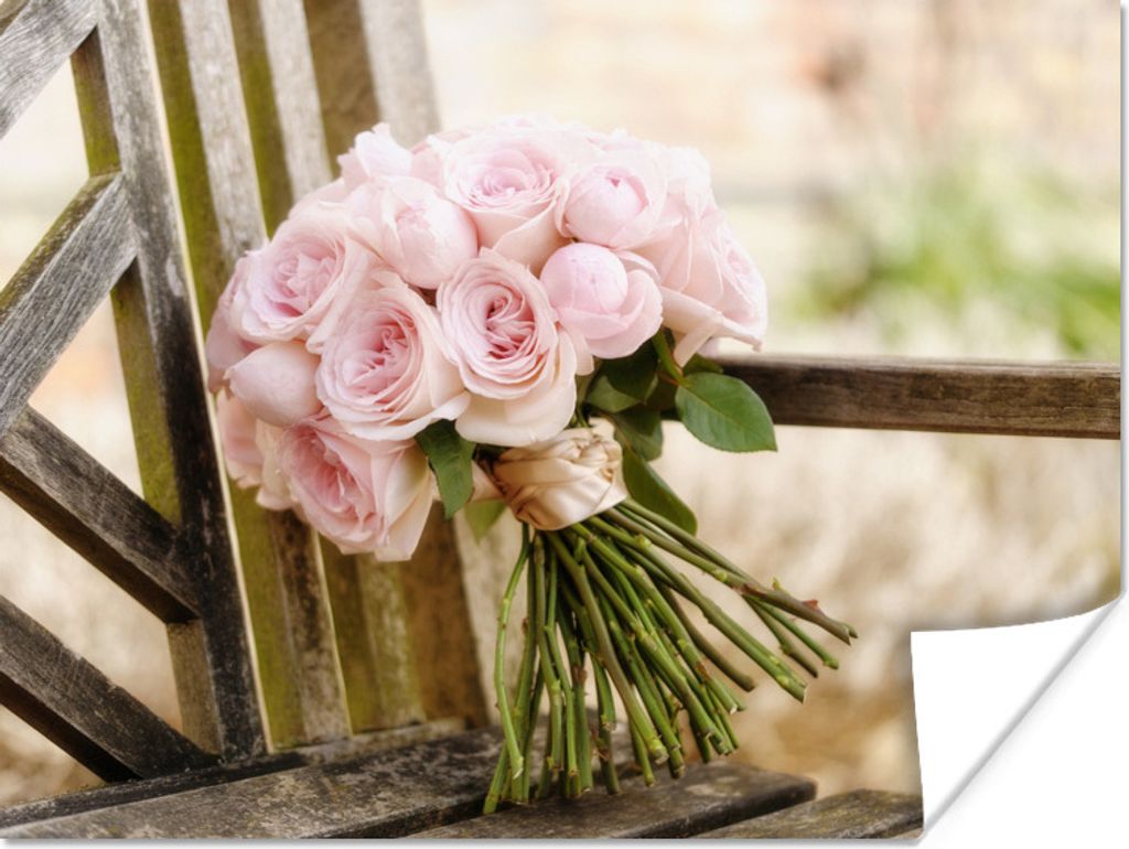 MuchoWow Poster Ein Blumenstrauß aus rosa Rosen auf einer Holzbank 80x60 cm - Kunst für zu Hause
