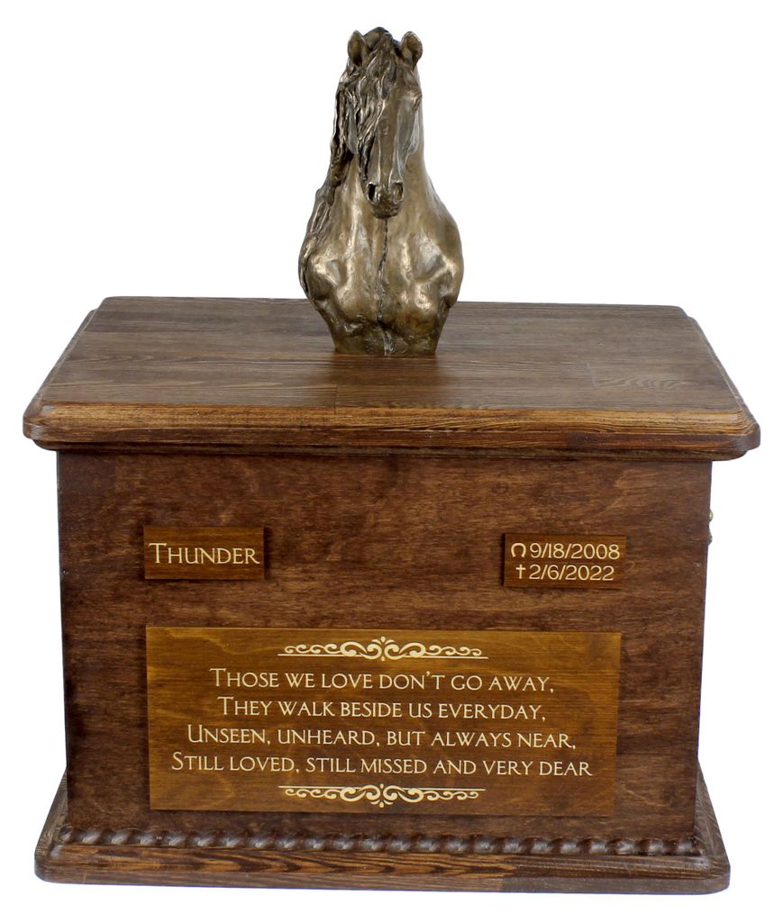 Braunes Pferd - Eine Urne für die Asche eines Pferdes mit einer Statue, personalisierte Urne mit Gravur, große Schachtel für Pferdeasche von der...