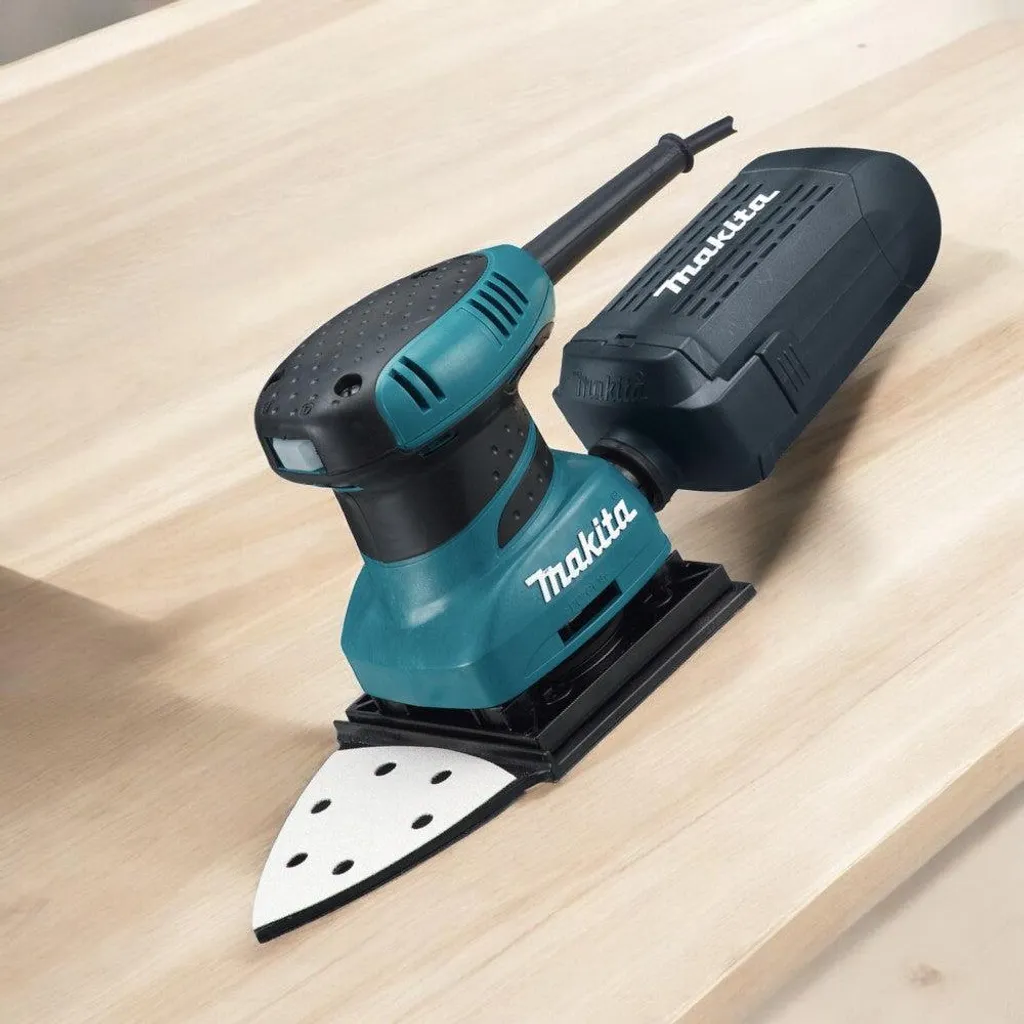 Ponceuse orbitale Makita BO4565 : fini le ponçage manuel dans les coins