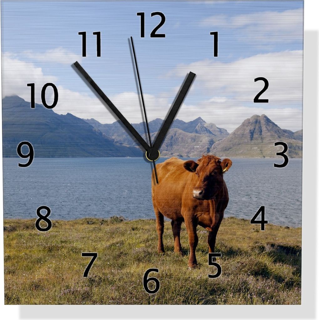Wallario Design Wanduhr Kuh in den Bergen aus Aluverbund, Größe 30 x 30 cm