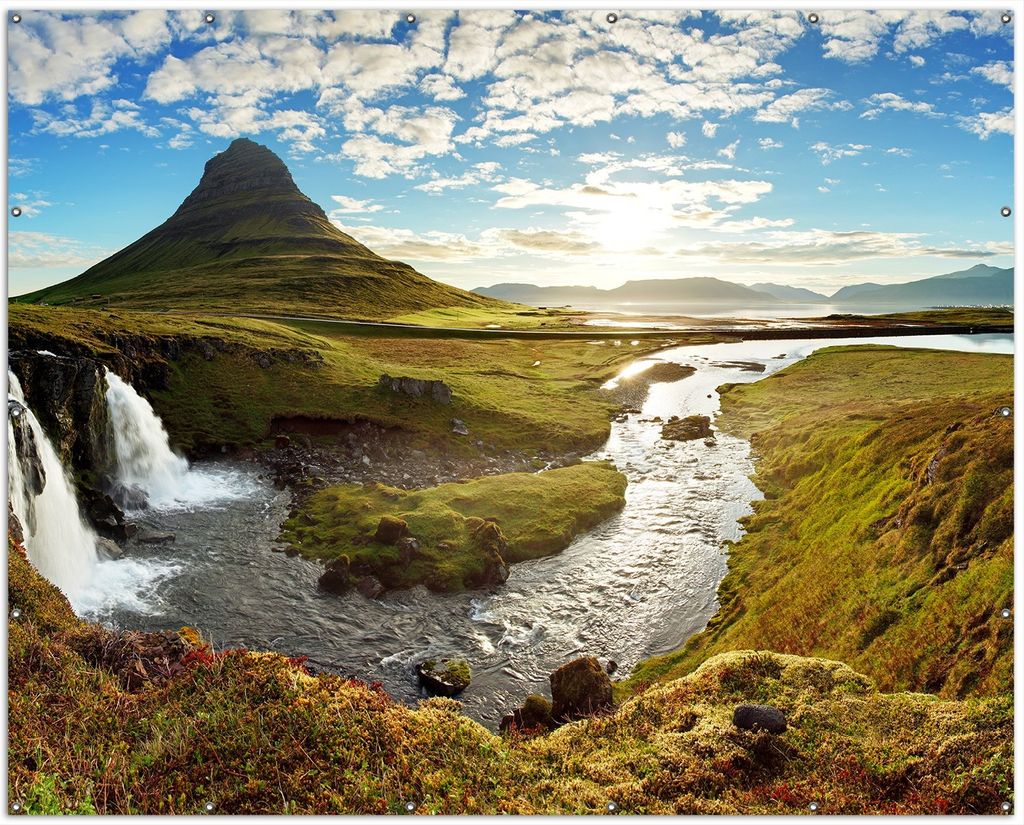 Wallario XXL Outdoor-Poster für Garten oder Balkon, Motiv Island Panorama Fluss Berge und blauer Himmel, in ca. 250 x 200 cm