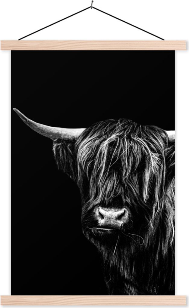 MuchoWow Textilposter Schottisches Hochlandrind auf schwarzem Hintergrund - schwarz und weiß 40x60 cm mit holzfarbenen Rahmen - Poster
