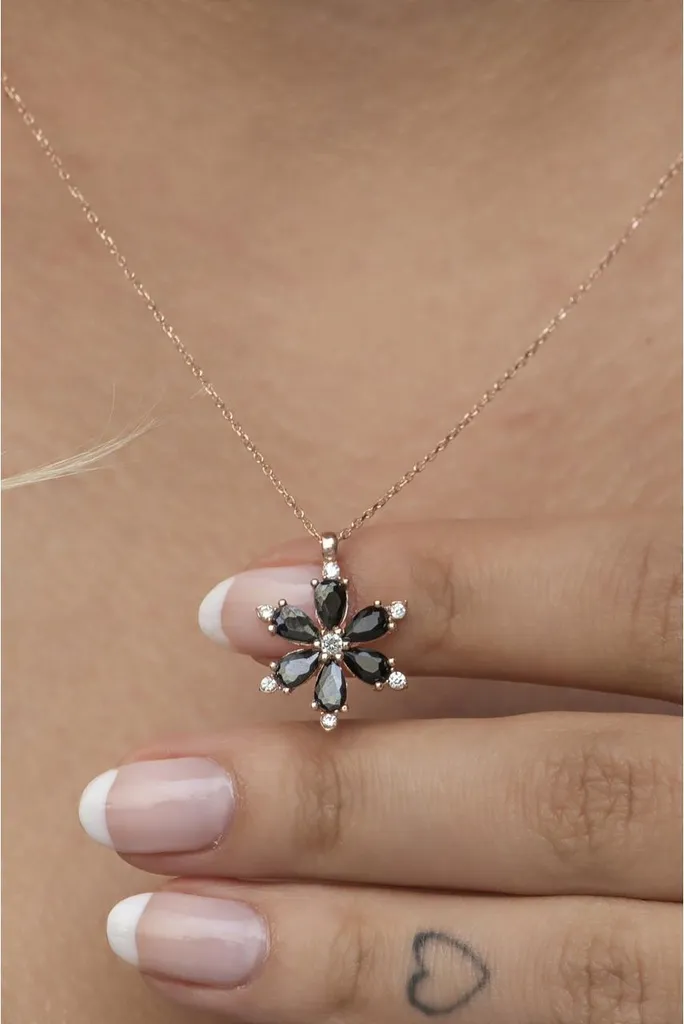 Collier camélia argent pour soirée et mariage - Accessoire chic avec pierre