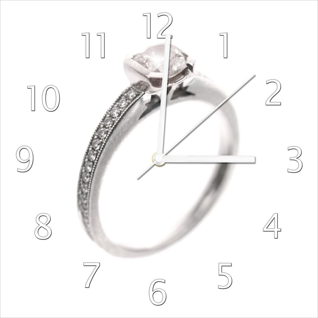 Wallario Design Wanduhr Silberner Verlobungsring in Nahaufnahme mit Fokussierung aus Echtglas, Größe 30 x 30 cm