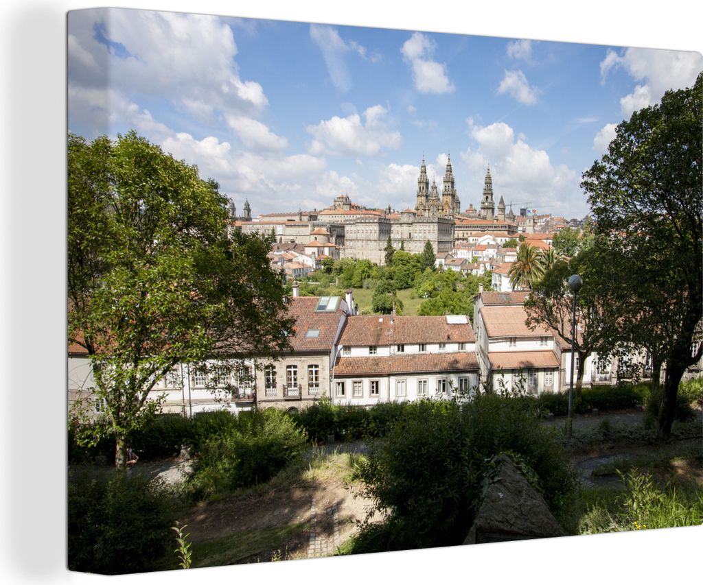 OneMillionCanvasses - Leinwandbilder - 140x90 cm, Blick auf die Kathedrale von Santiago Compostela unter spanischen Bäumen, Wandbilder Kunstdruc...