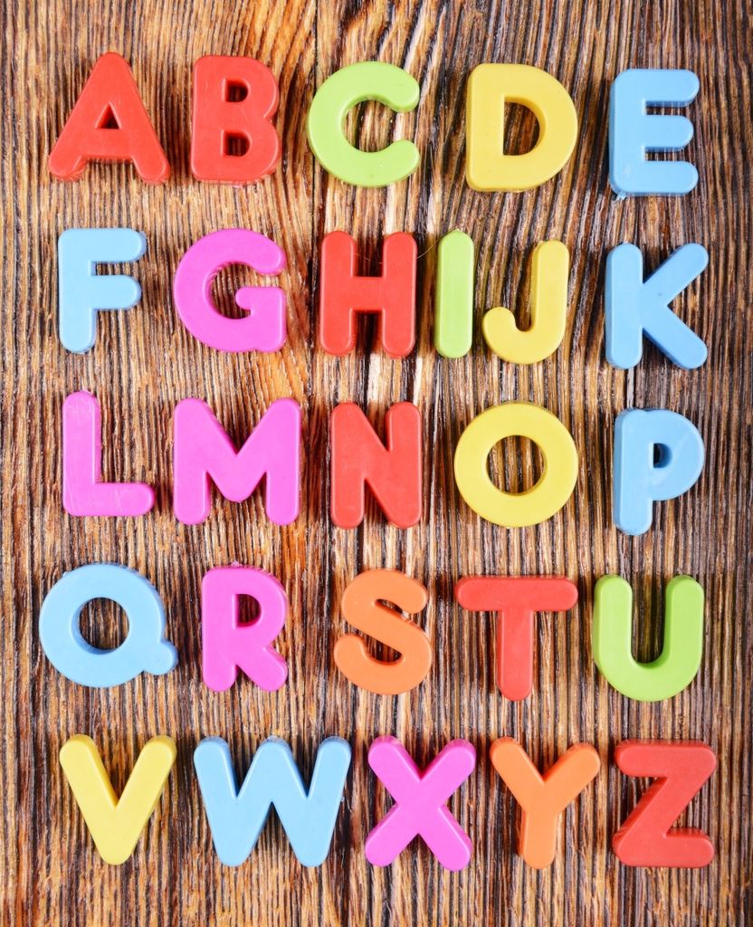 Wallario Sticker / Aufkleber für Kühlschrank / Geschirrspüler / Küchenschränke, selbstklebende Folie - 60 x 80 cm, Motiv: Bunte Buchstaben - A...