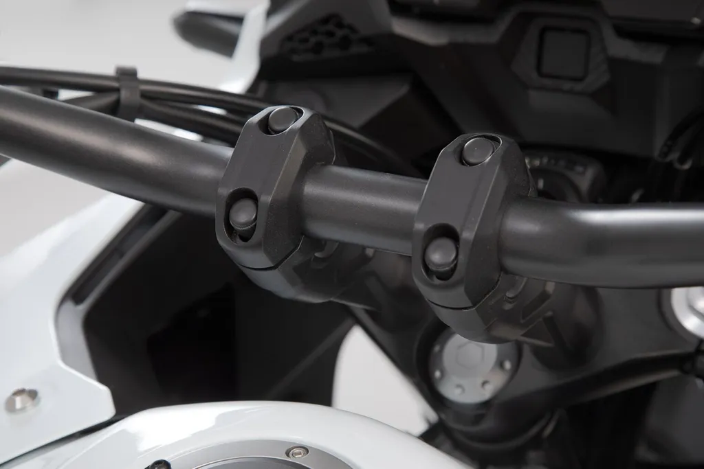 Pontet de guidon 28mm Noir SW-MOTECH - Réhausse 20mm pour Moto et Trail
