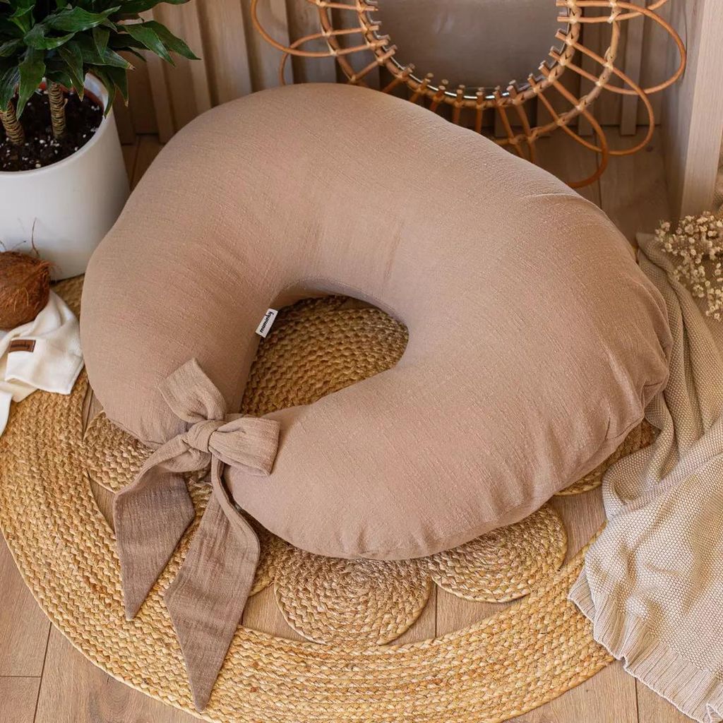 Muminky | Stillkissen - Rogalförmig - Dunkelbeige a'la Leinen - Ergonomisch - Mit Bindeband