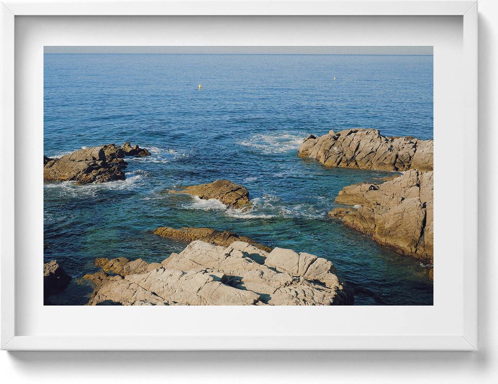 Costa Brava Küste– Wandbild mit Rahmen – Gerahmtes Bild – Wanddekoration – 70x50 cm – Weiß Rahmen