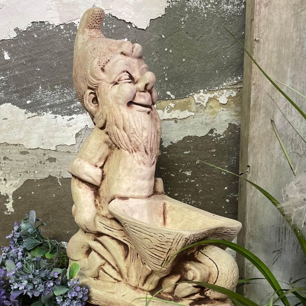 Gartenfigur Zwerg mit Schubkarre handgefertigt aus Beton