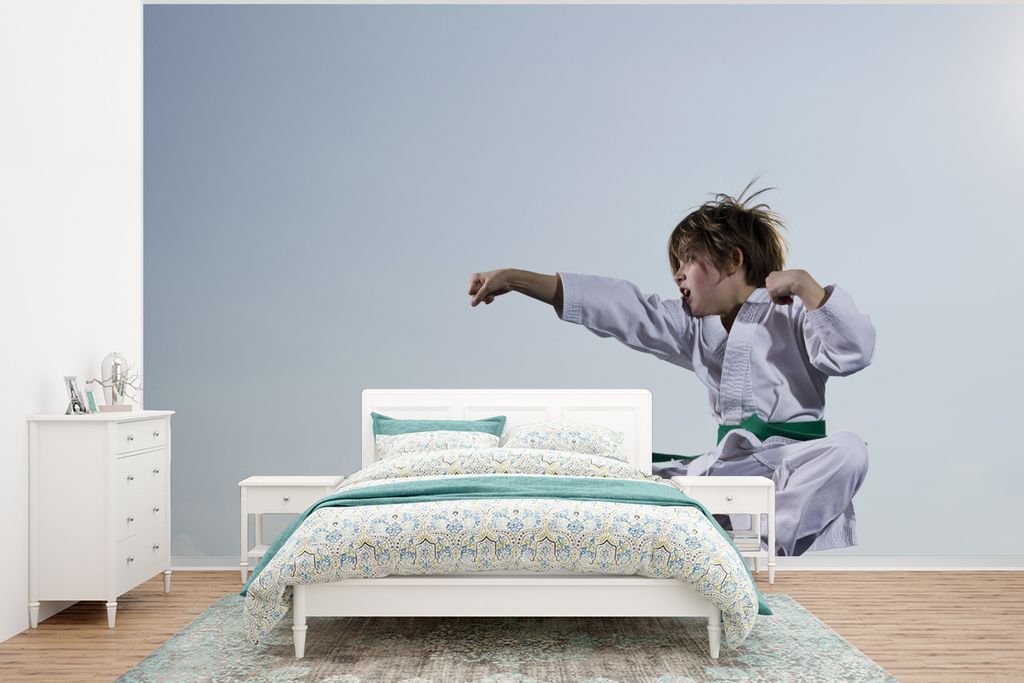 MuchoWow Fototapete für Wohnzimmer oder Schlafzimmer Wandtapete Vinyl Motivtapete Ein Kind macht einen Karatetritt - 295x220 cm - Wand Tapete