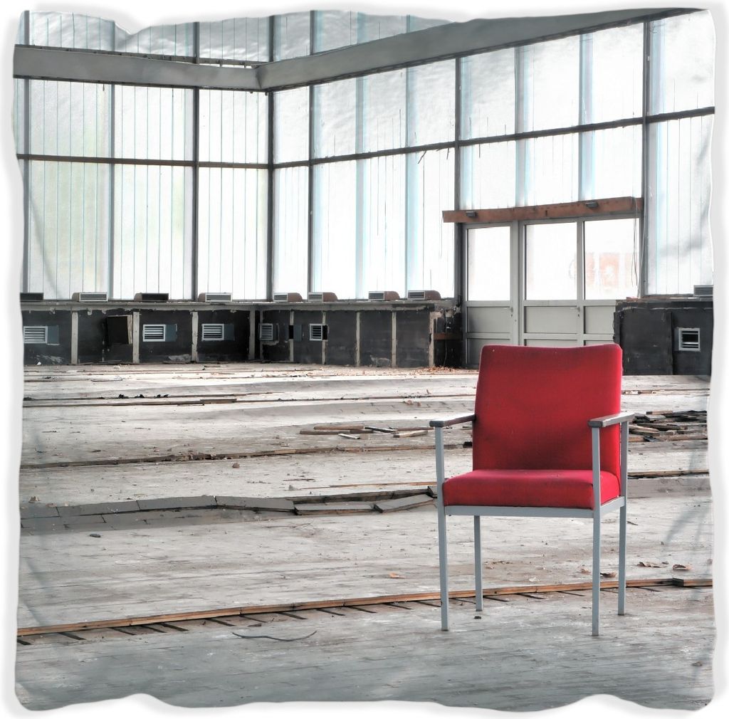 Wallario Premium Kissen, weiche Oberfläche, mit Motiv Stille und Leere - ein einsamer roter Stuhl in einer alten Halle, Größe: 60 x 60 cm, mit w...