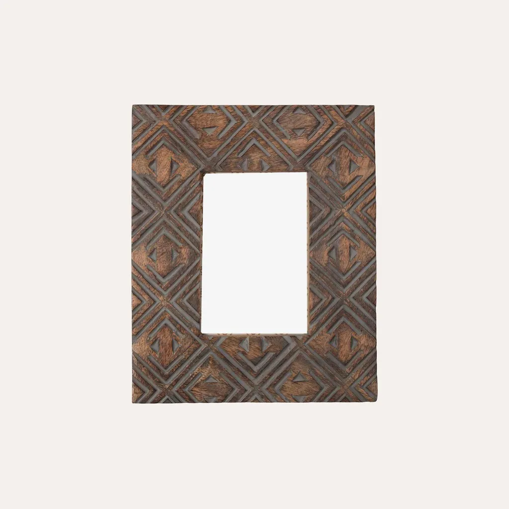 Cadre photo décoratif en bois travaillé et motifs ajourés ethniques